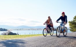 jindabyne couple riding bikes