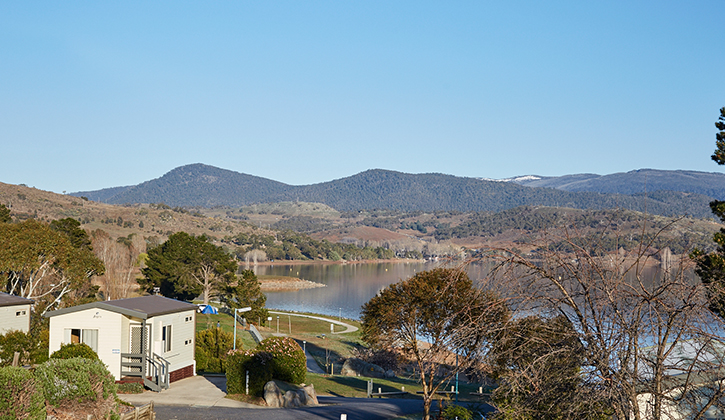 jindabyne cabin by the water