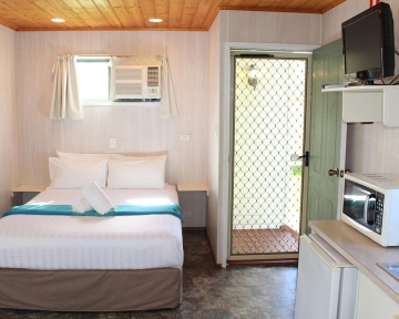 Budget Family Cabin - Bedroom